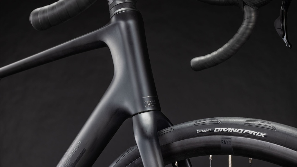 Bicicleta Cube Attain C:62 Race blackline